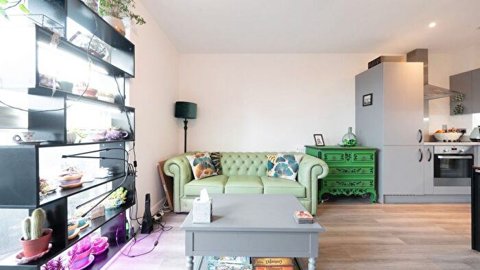 1 Bedroom Flat For Sale In Cranton Avenue, Hayes, UB3