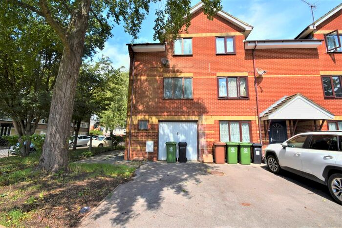 3 Bedroom Town House To Rent In Malthouse Road, Portsmouth, PO2