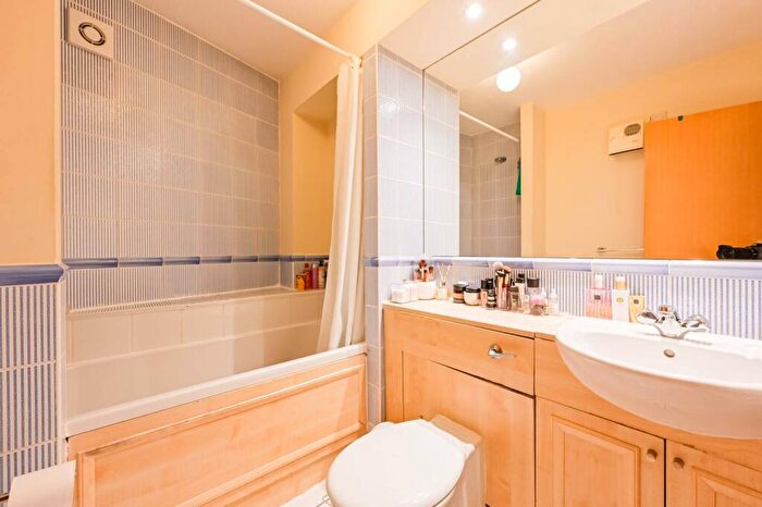 2 Bedroom Flat For Sale In Observatory Mews, , Canary Wharf, London, E14