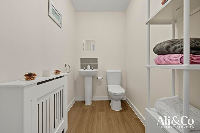 2 Bedroom Detached House For Sale In Woodside Close, Grays, RM16