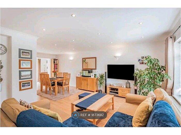 4 Bedroom Semi-Detached House To Rent In Springate Field, Slough, SL3
