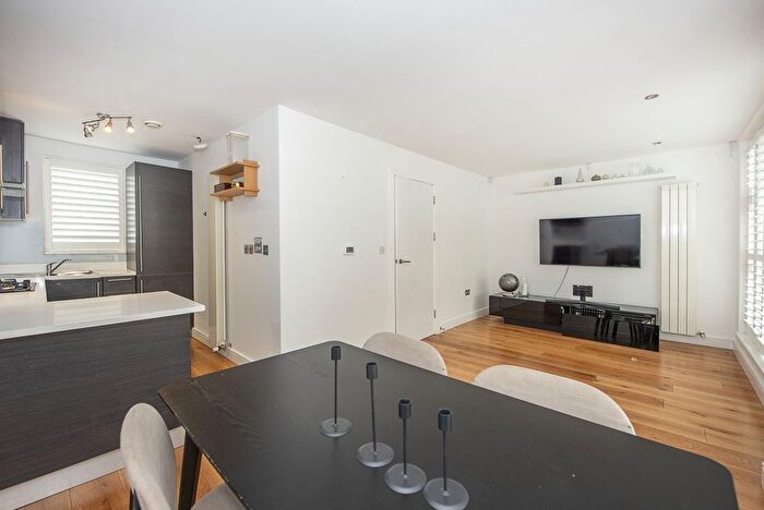 2 Bedroom Flat To Rent In Gerards Place, London, SW4