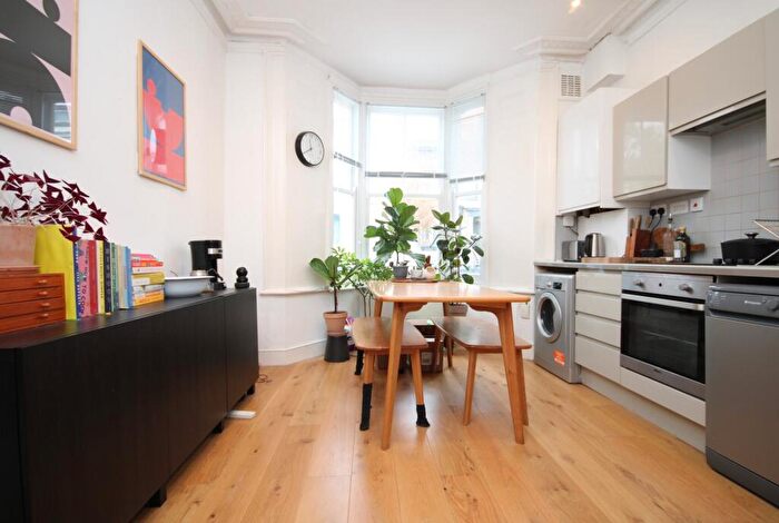 2 Bedroom Flat To Rent In Clonbrock Road, Stoke Newington, N16