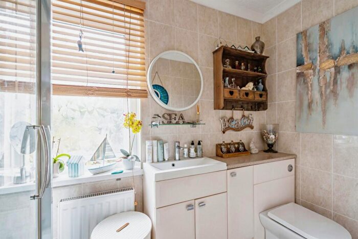 2 Bedroom Detached Bungalow For Sale In Norfolk Way, Bognor Regis, PO22