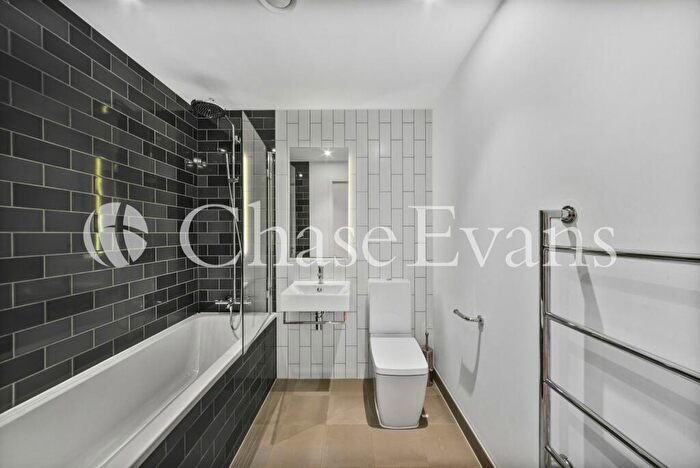 2 Bedroom Flat To Rent In Royal Wharf, Admirality Avenue, London, E16