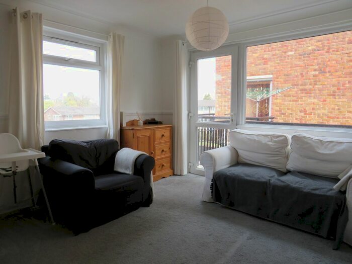 2 Bedroom Flat To Rent In Rutland Close, Redhill, RH1