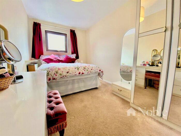 2 Bedroom Flat For Sale In Gresham Road, Brentwood, CM14