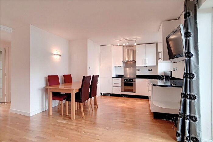 2 Bedroom Flat To Rent In Ringwood Gardens, Canary Wharf, E14