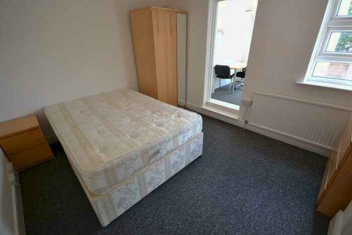 3 Bedroom Terraced House To Rent In Foxhill Road, Reading, Berkshire, RG1