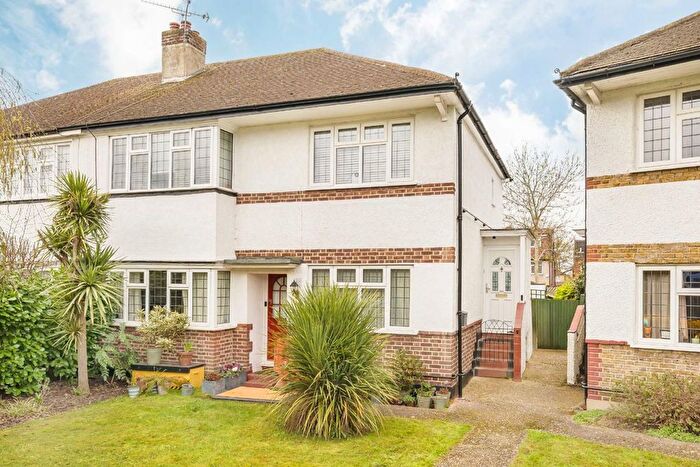 2 Bedroom Maisonette For Sale In Lancaster Close, Kingston, KT2