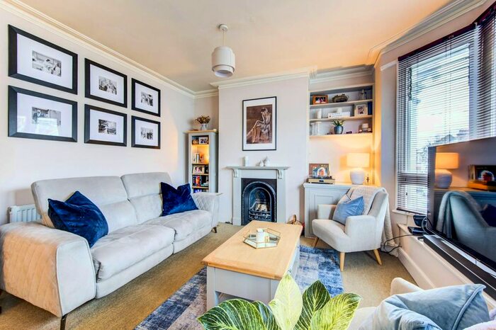 3 Bedroom Flat To Rent In Kenyon Street, Fulham, London, SW6
