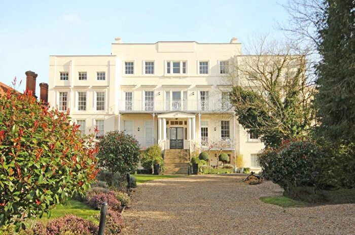 Flat To Rent In Hampton Court Road, East Molesey, KT8