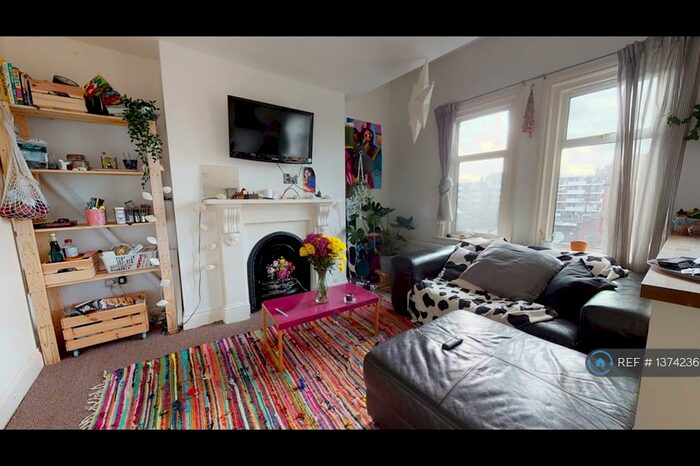 3 Bedroom Flat To Rent In Valmar Road, London, SE5