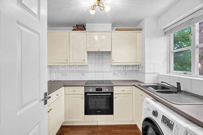 2 Bedroom Flat To Rent In Pickard Close, Fernwood Court, Southgate, N14