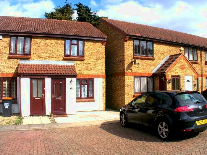 2 Bedroom End Of Terrace House To Rent In Highfields Close, Dunstable, LU5