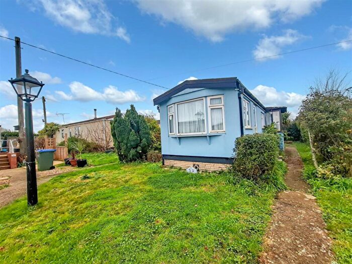 2 Bedroom Park Home For Sale In Thornlea Park, Wick, Littlehampton, BN17