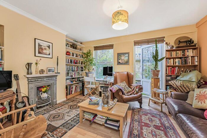 2 Bedroom Apartment For Sale In Riverside Mansions, Milk Yard, Wapping, E1W