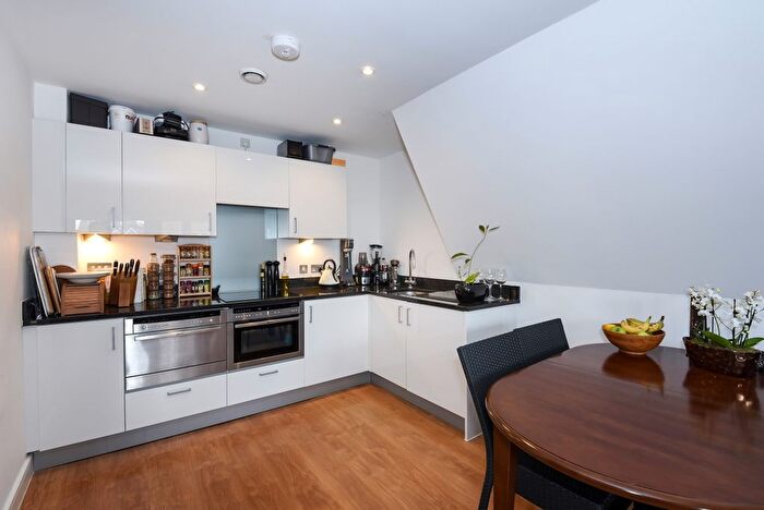 2 Bedroom Flat To Rent In King Street, Watford, WD18