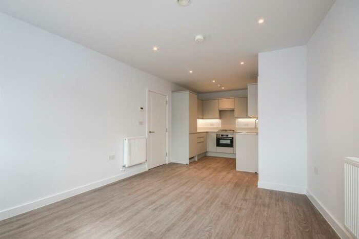 2 Bedroom Flat To Rent In High Road, N12