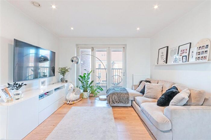 2 Bedroom Flat To Rent In Ashridge Close, Finchley, N3