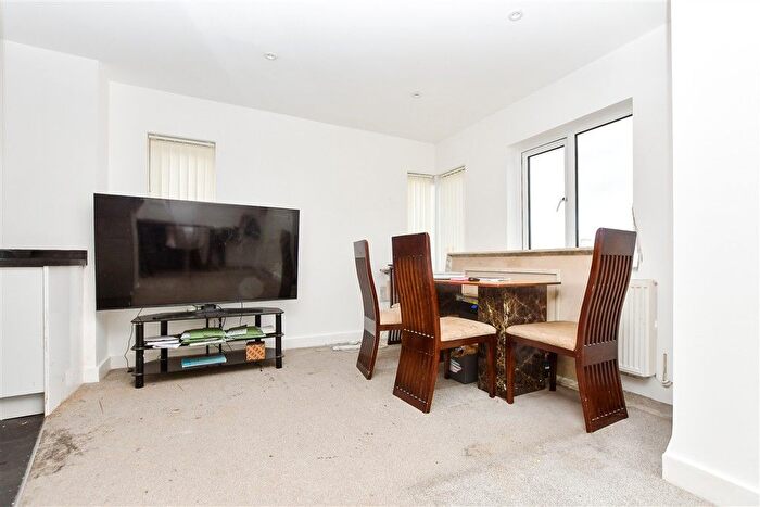 2 Bedroom Flat For Sale In Cantelupe Road, East Grinstead, West Sussex, RH19