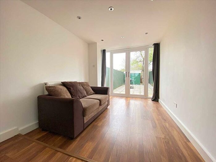 2 Bedroom End Of Terrace House To Rent In St Andrews Road, Acton, W3