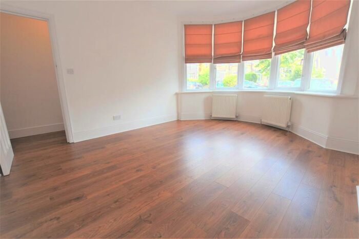 2 Bedroom Flat To Rent In Queens Avenue, London, N3