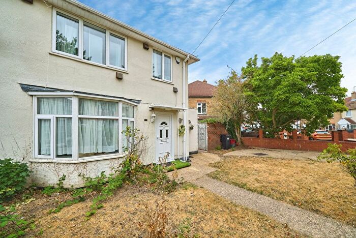 3 Bedroom Semi-Detached House To Rent In Beavers Lane, Hounslow, TW4