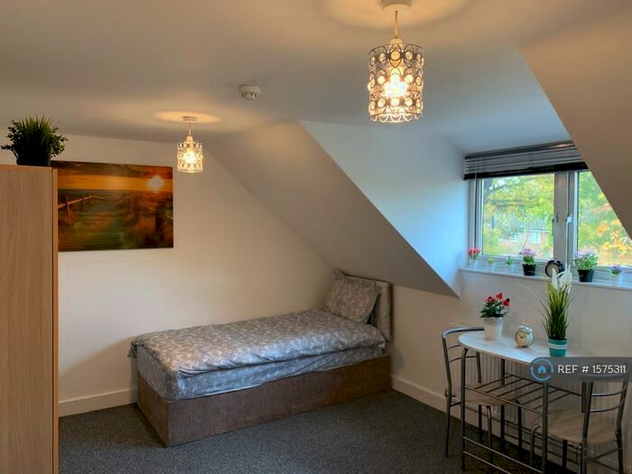 2 Bedroom Flat To Rent In The Ridgeway, Enfield, EN2