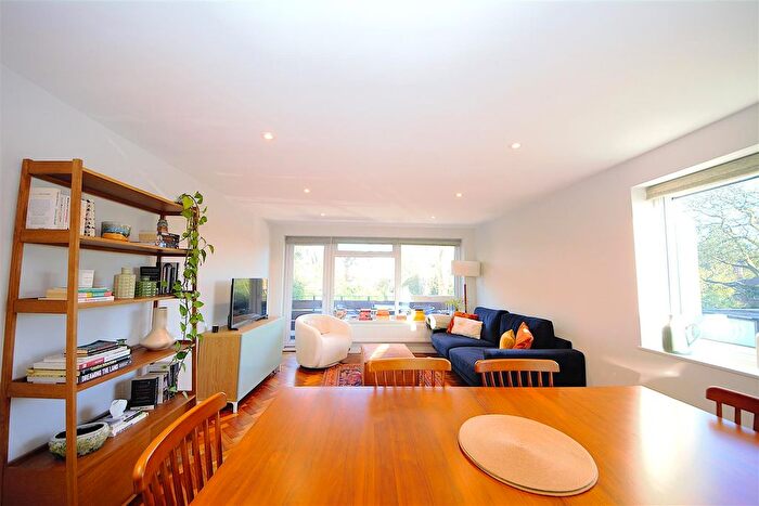 2 Bedroom Flat To Rent In Cedar Drive, East Finchley, N2
