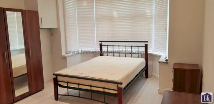 Studio To Rent In Watford Way, London, NW4