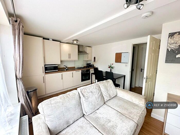 2 Bedroom Flat To Rent In Newcastle Road, Reading, RG2