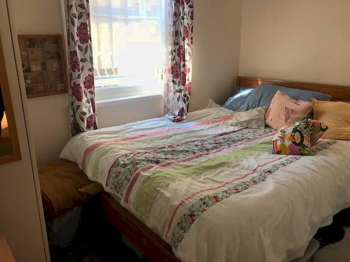 2 Bedroom Flat To Rent In Kellino Street, London, SW17