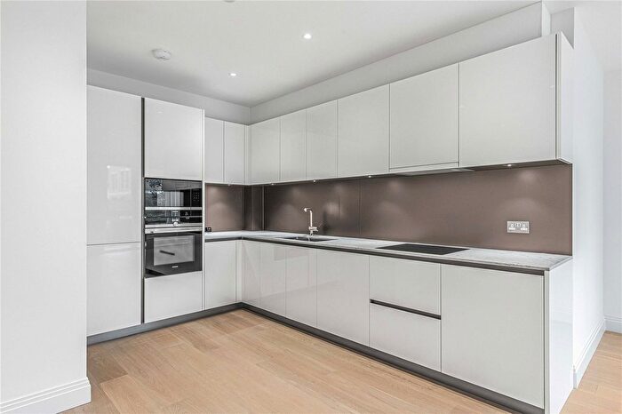 1 Bedroom Flat To Rent In Pinewood Gardens, Teddington, Middlesex, TW11