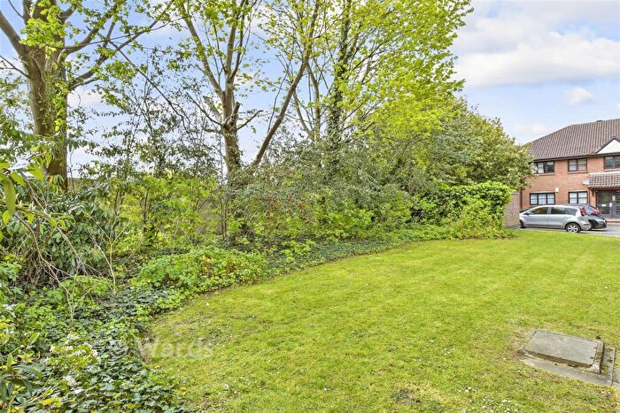 2 Bedroom Ground Maisonette For Sale In Unicorn Walk, Greenhithe, Kent, DA9