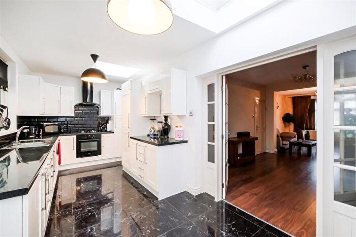 3 Bedroom End Of Terrace House For Sale In Kimberley Road, North Chingford, E4