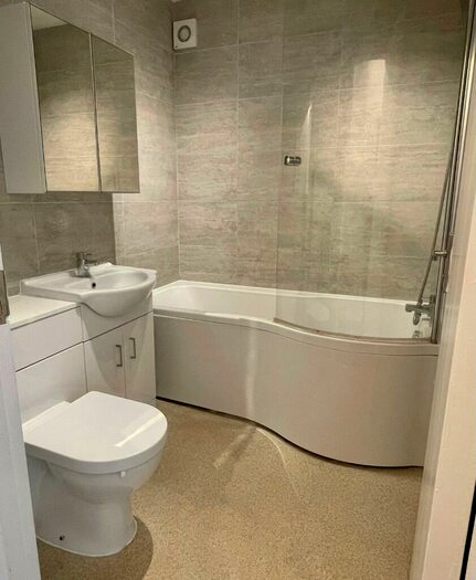 2 Bedroom Apartment To Rent In Canons Close, Reigate, Surrey, RH2