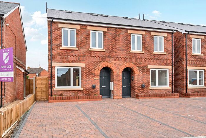 3 Bedroom Semi-detached House For Sale In Windmill Road, Mortimer Common, Reading, Berkshire, RG7