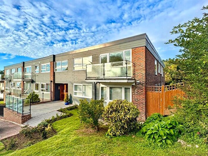 2 Bedroom Flat For Sale In Hoo Gardens, Eastbourne, BN20
