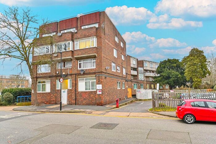 2 Bedroom Maisonette To Rent In Stuart Crescent, Wood Green, London, N22