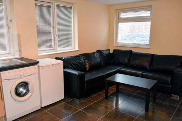 3 Bedroom Flat To Rent In City Road, Cardiff, CF24