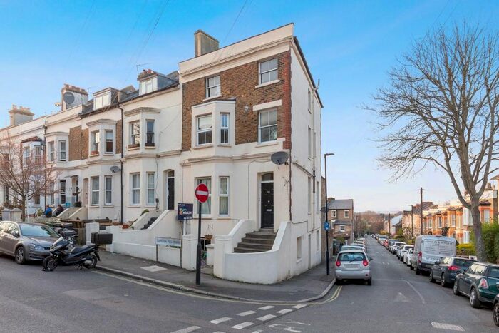 3 Bedroom Flat To Rent In Camden Hill Road, London, SE19