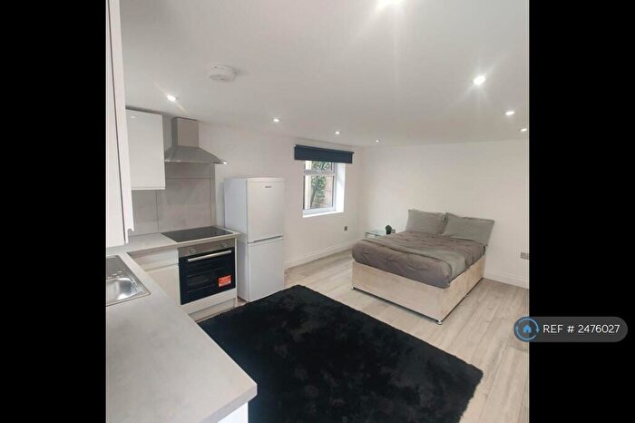 Studio To Rent In Golders Green Road, London, NW11