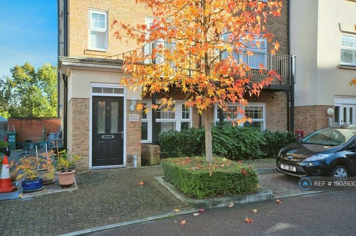 2 Bedroom Flat To Rent In Knightsbridge Court, Bromley, BR2