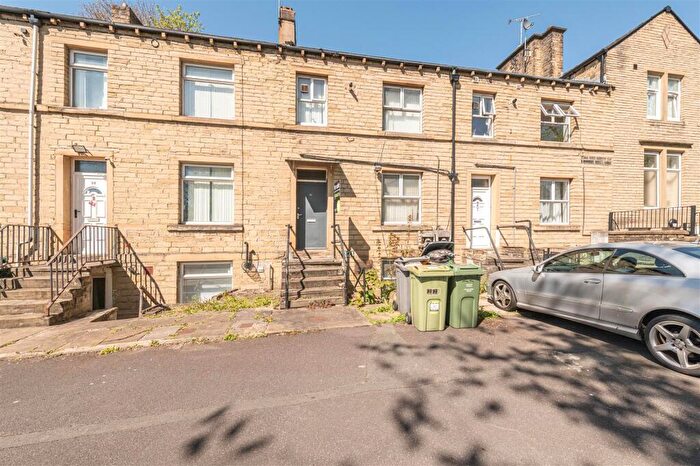 4 Bedroom Terraced House For Sale In Fenton Square, Huddersfield, HD1