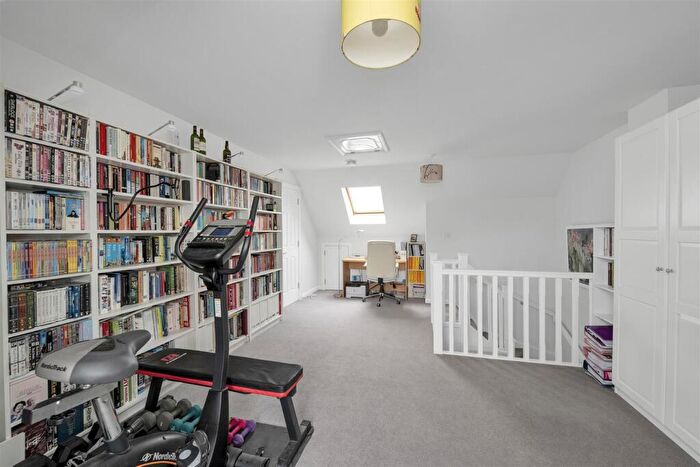 4 Bedroom House For Sale In Hilltop Walk, Harpenden, AL5