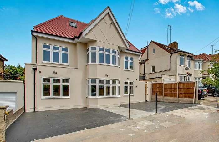 2 Bedroom Apartment For Sale In Beaconsfield Road, London, N11