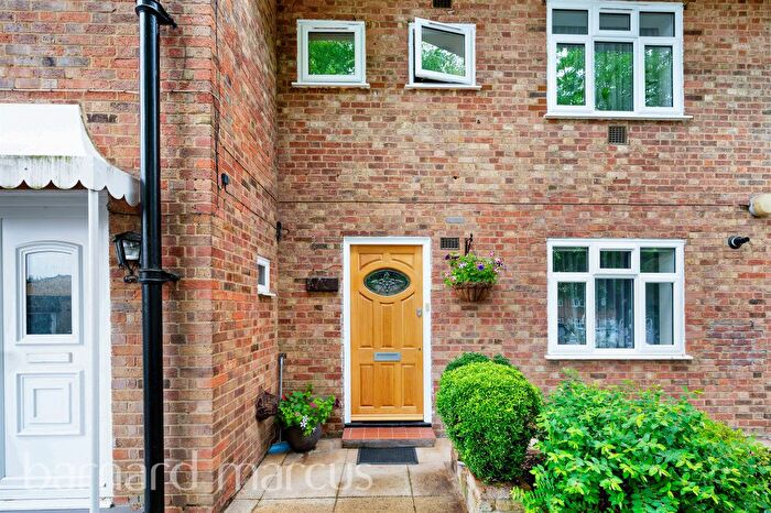 3 Bedroom Flat For Sale In Stroud Crescent, London, SW15