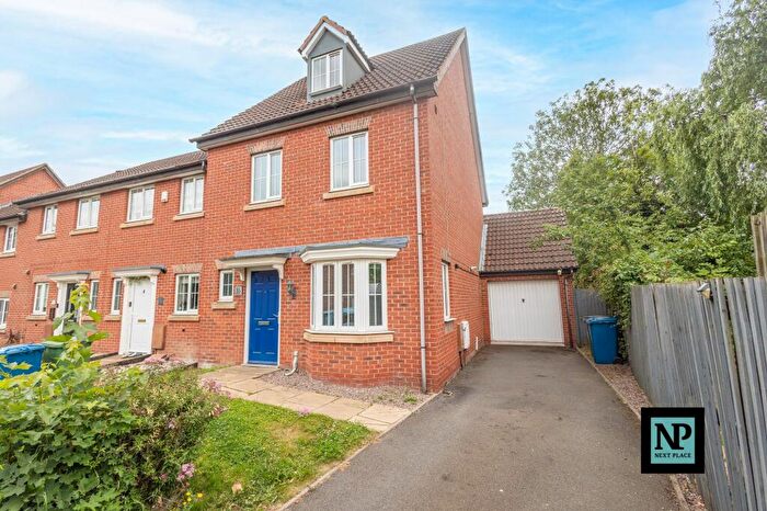 3 Bedroom Semi-Detached House To Rent In Parkside, Wilnecote, B77