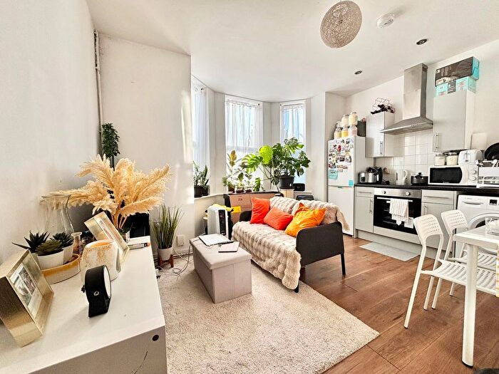 2 Bedroom Flat To Rent In Winchester Road, Shirley, Southampton, SO16